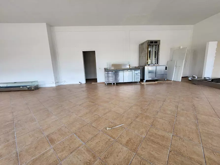 Immagine 5 di Locale commerciale in affitto  a Capannori