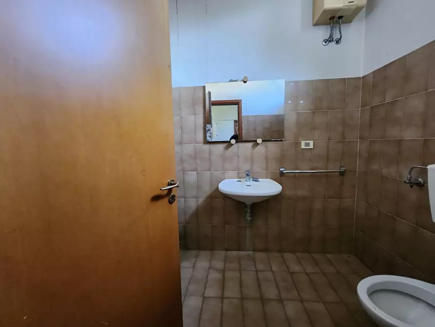 Immagine 12 di Locale commerciale in affitto  a Capannori