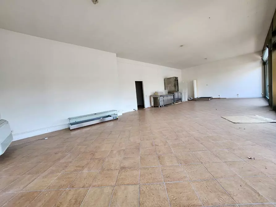 Immagine 7 di Locale commerciale in affitto  a Capannori