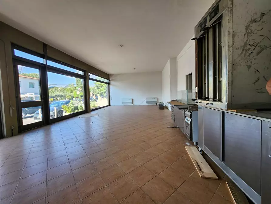 Immagine 10 di Locale commerciale in affitto  a Capannori