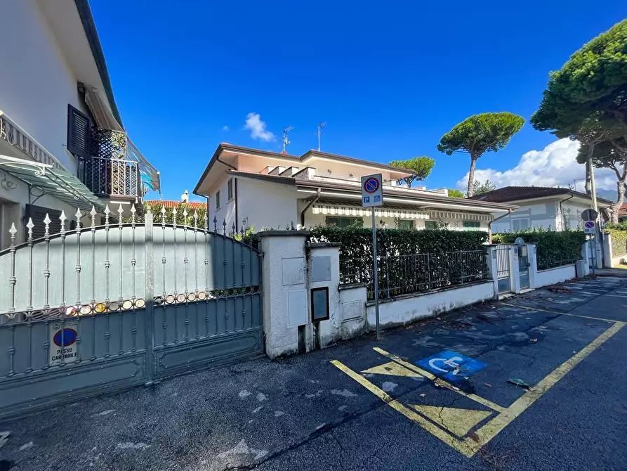 Immagine 2 di Casa bifamiliare in vendita  a Forte Dei Marmi