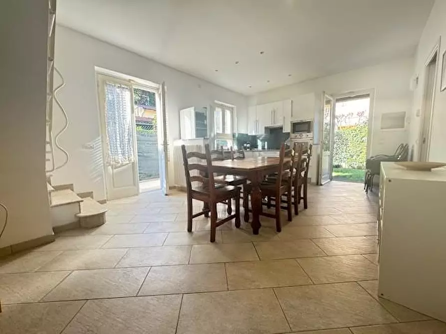 Immagine 12 di Casa bifamiliare in vendita  a Forte Dei Marmi