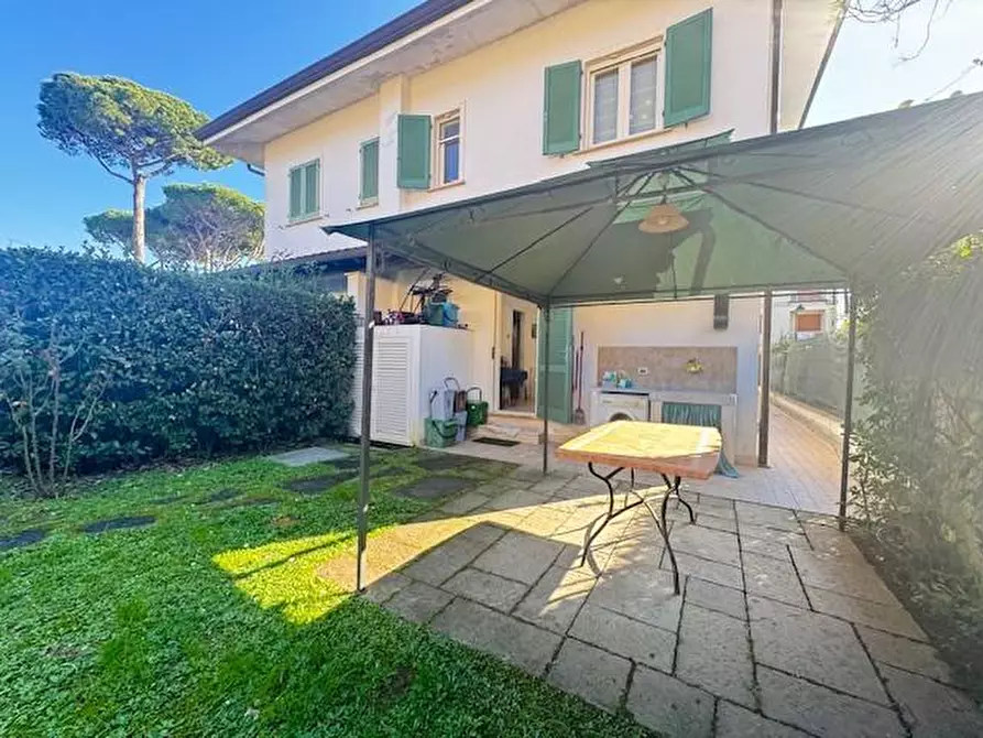 Immagine 8 di Casa bifamiliare in vendita  a Forte Dei Marmi
