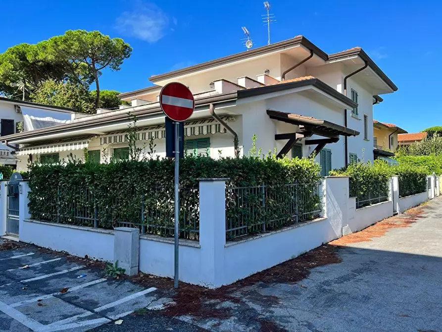 Immagine 3 di Casa bifamiliare in vendita  a Forte Dei Marmi