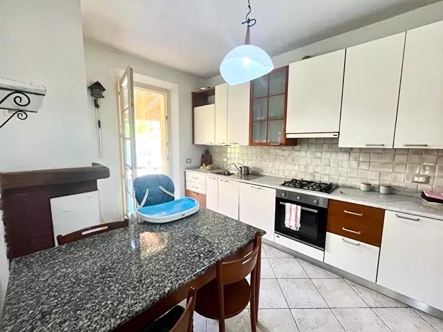 Immagine 7 di Villa in vendita  a Massa