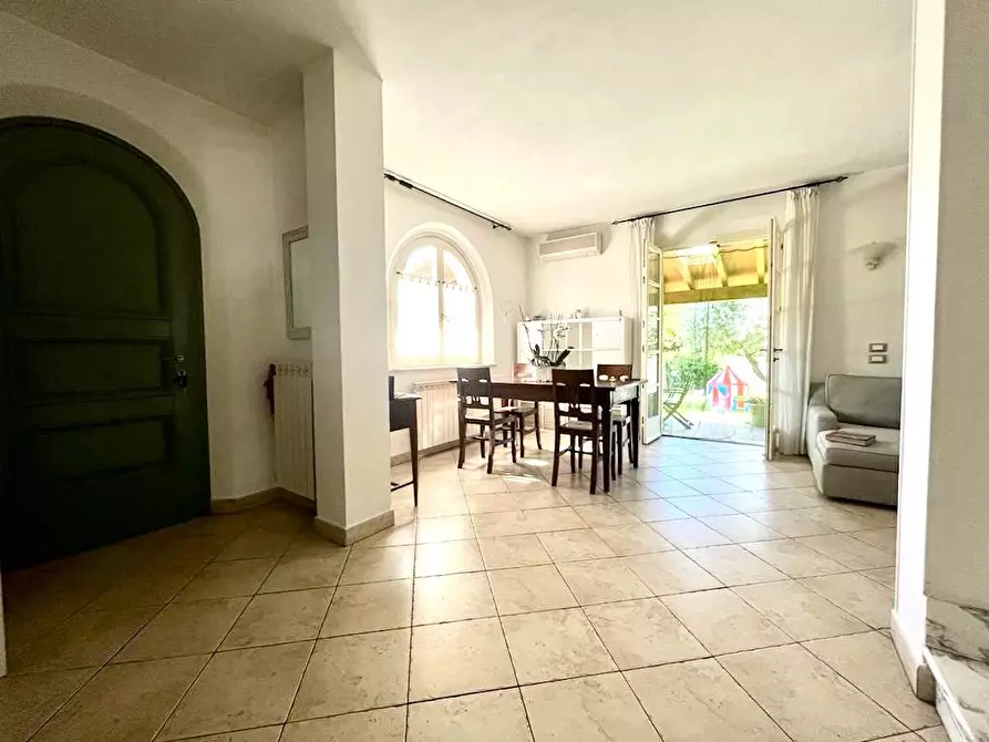 Immagine 4 di Villa in vendita  a Massa