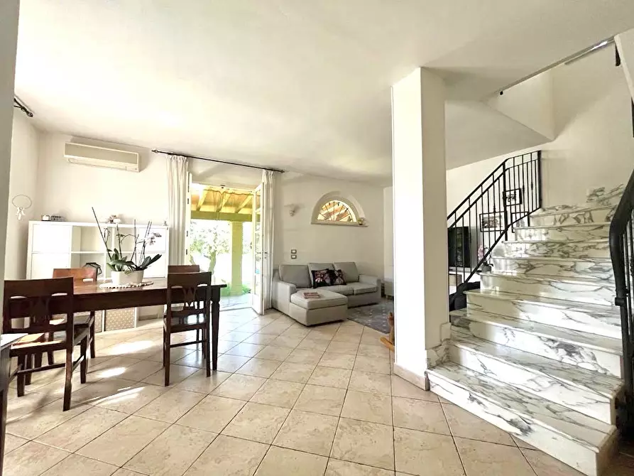 Immagine 2 di Villa in vendita  a Massa