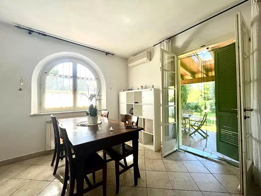 Immagine 5 di Villa in vendita  a Massa