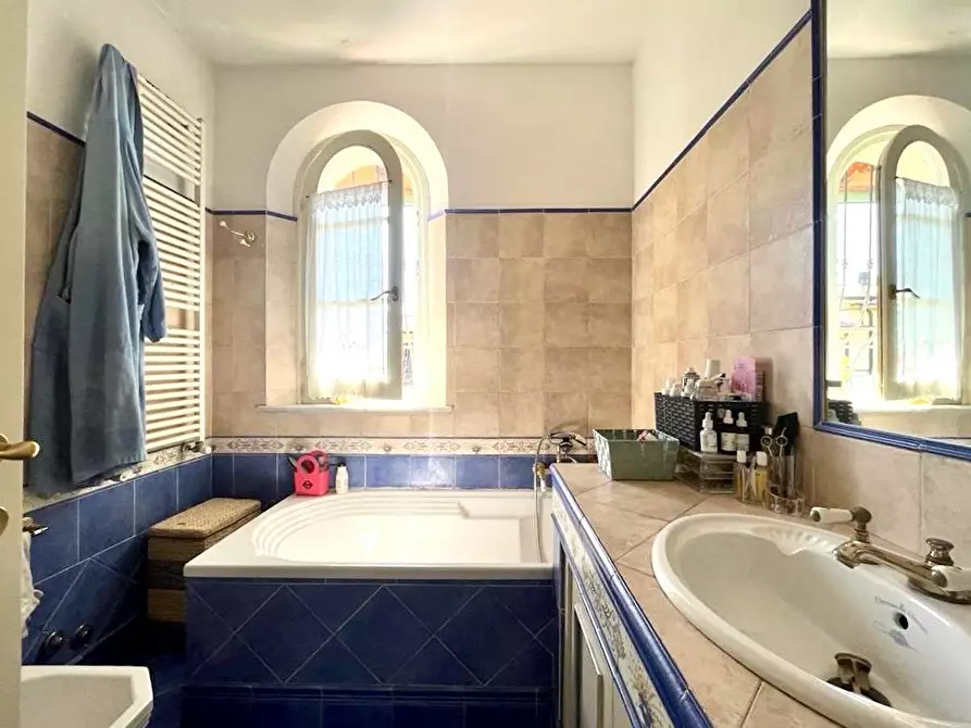 Immagine 15 di Villa in vendita  a Massa