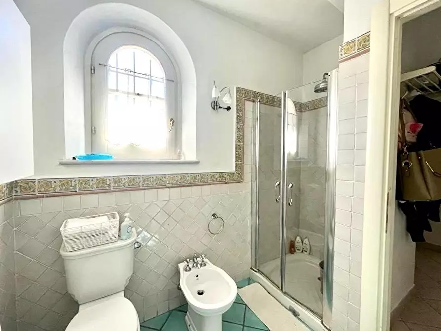 Immagine 10 di Villa in vendita  a Massa