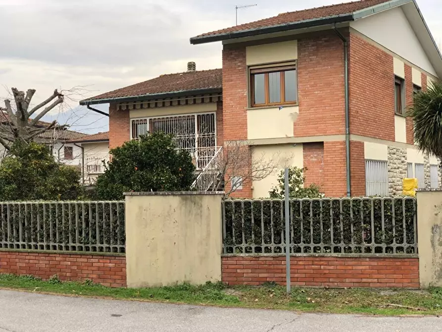 Immagine 6 di Villa in vendita  a Pietrasanta