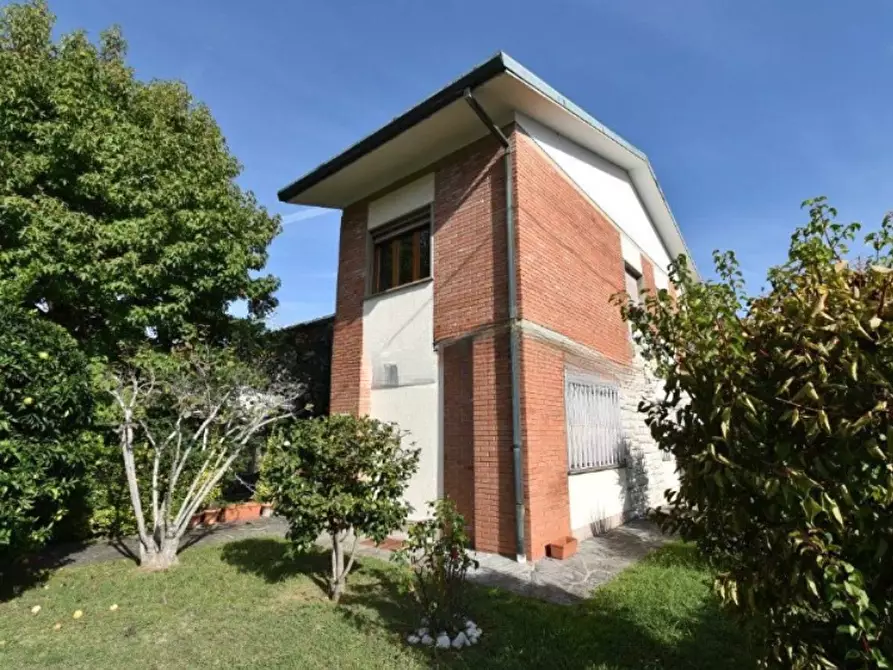 Immagine 5 di Villa in vendita  a Pietrasanta