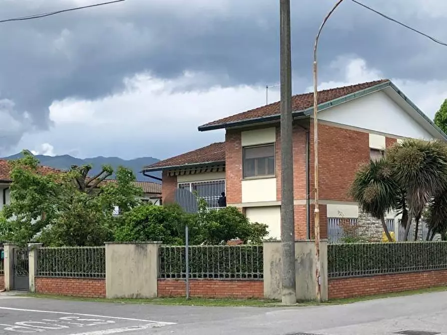 Immagine 2 di Villa in vendita  a Pietrasanta