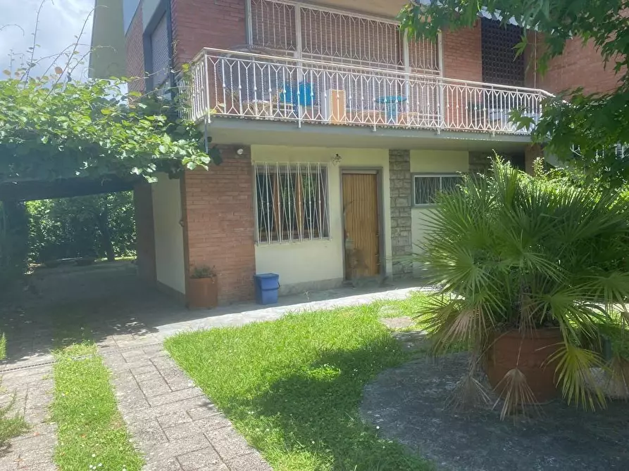 Immagine 1 di Villa in vendita  a Pietrasanta