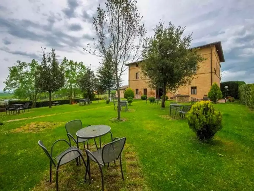 Immagine 10 di Casa colonica in vendita  a Siena