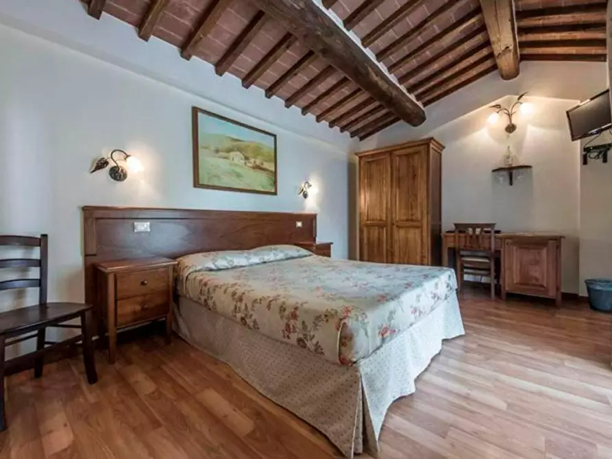 Immagine 22 di Casa colonica in vendita  a Siena
