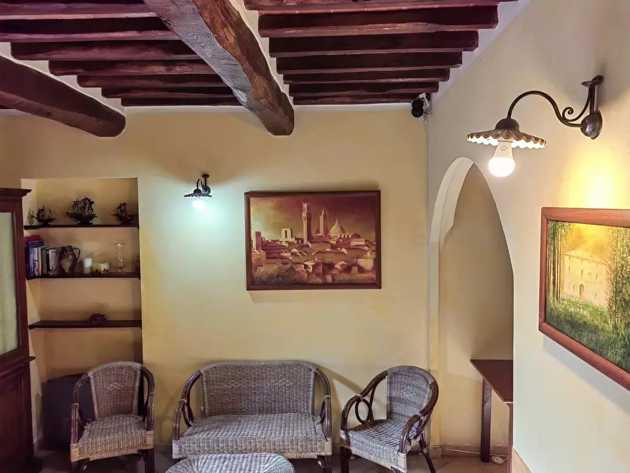 Immagine 9 di Casa colonica in vendita  a Siena