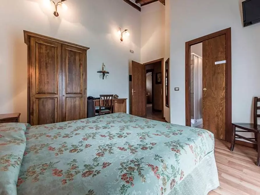 Immagine 18 di Casa colonica in vendita  a Siena