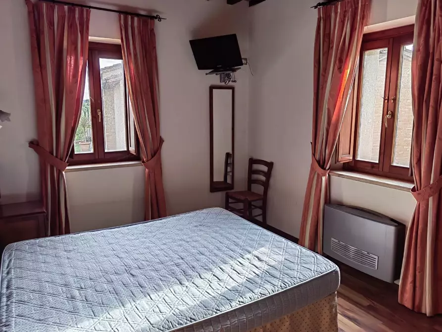 Immagine 17 di Casa colonica in vendita  a Siena