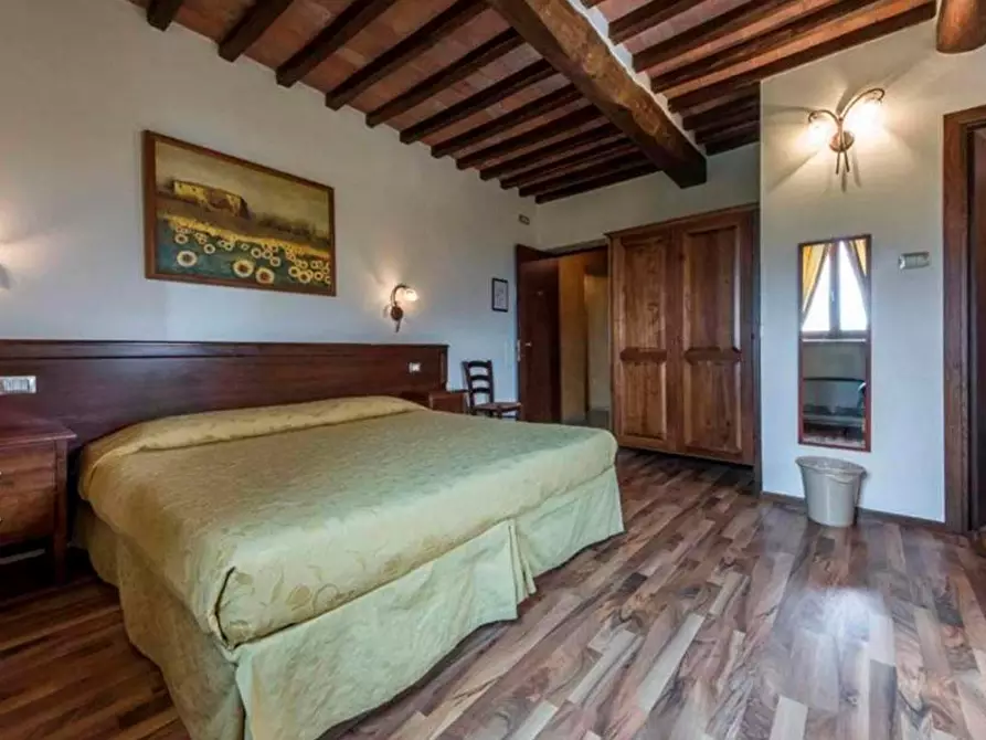 Immagine 19 di Casa colonica in vendita  a Siena