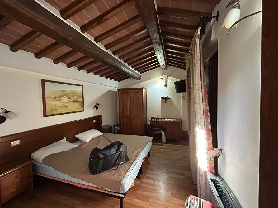 Immagine 8 di Villa in vendita  a Siena