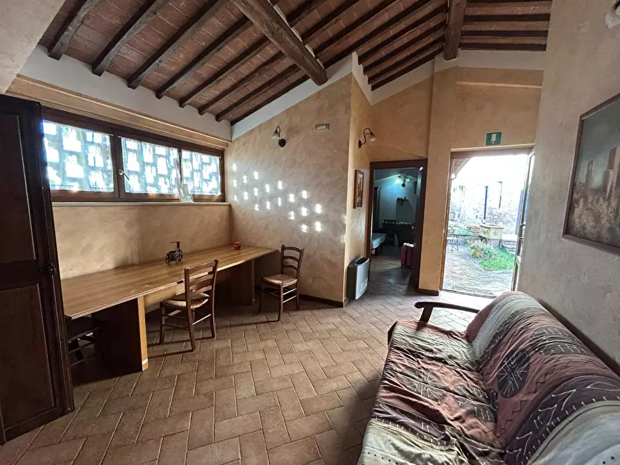 Immagine 11 di Villa in vendita  a Siena