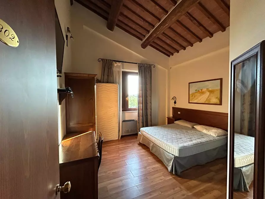 Immagine 7 di Villa in vendita  a Siena