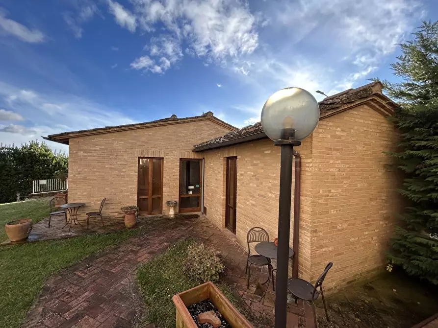 Immagine 4 di Villa in vendita  a Siena