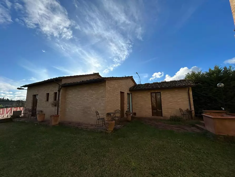 Immagine 3 di Villa in vendita  a Siena
