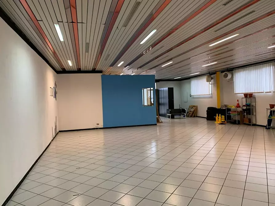 Immagine 46 di Magazzino in affitto  a Altopascio