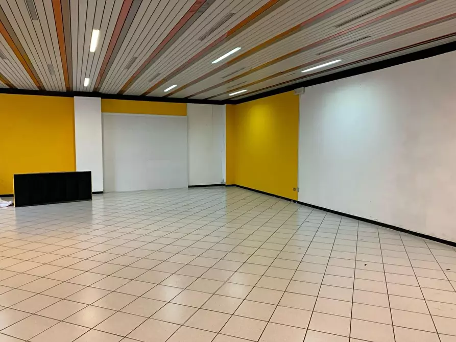 Immagine 40 di Magazzino in affitto  a Altopascio