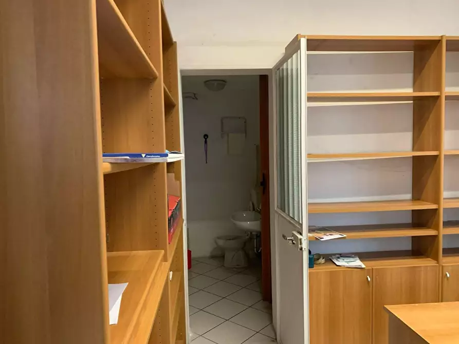 Immagine 43 di Magazzino in affitto  a Altopascio