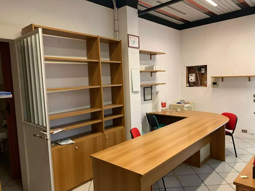 Immagine 27 di Magazzino in affitto  a Altopascio