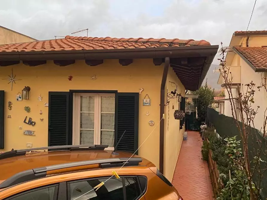 Immagine 1 di Casa bifamiliare in vendita  a Massa