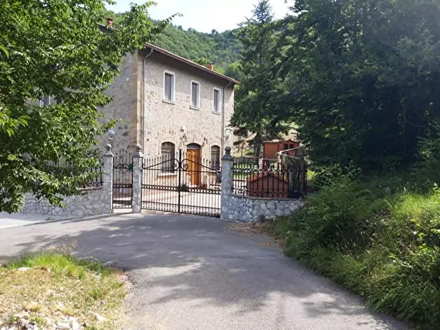 Immagine 1 di Casa colonica in vendita  a Molazzana