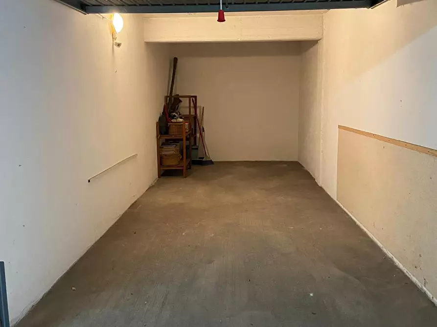 Immagine 1 di Garage in vendita  a Siena