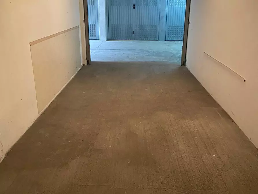 Immagine 2 di Garage in vendita  a Siena