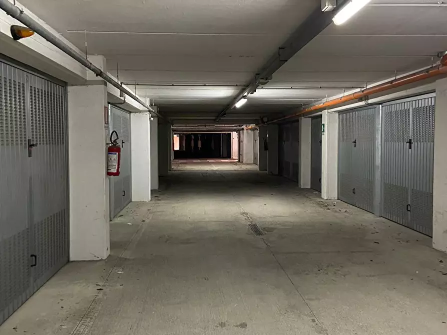 Immagine 3 di Garage in vendita  a Siena