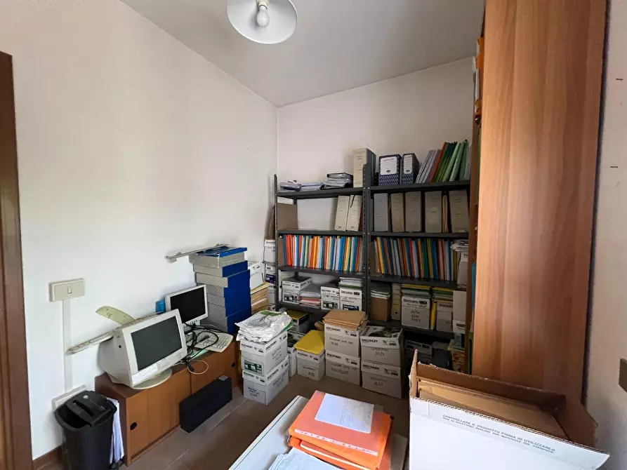 Immagine 20 di Ufficio in vendita  a Lucca