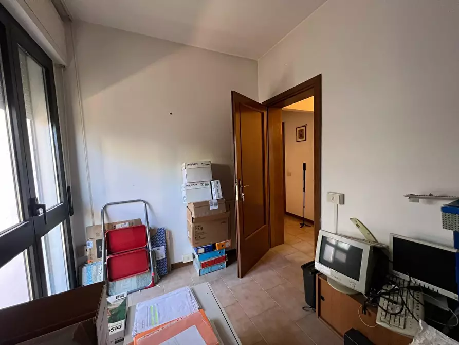 Immagine 21 di Ufficio in vendita  a Lucca