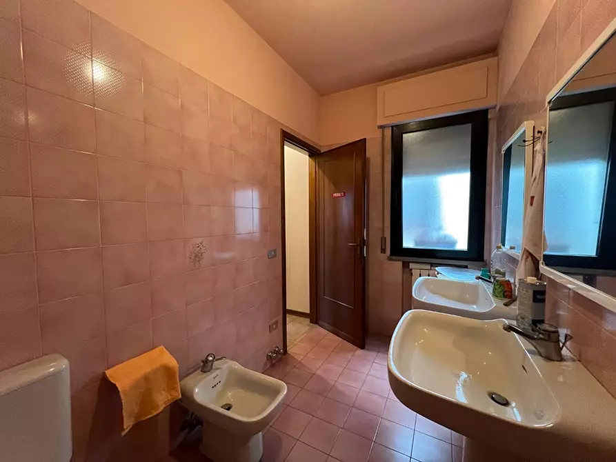 Immagine 36 di Ufficio in vendita  a Lucca