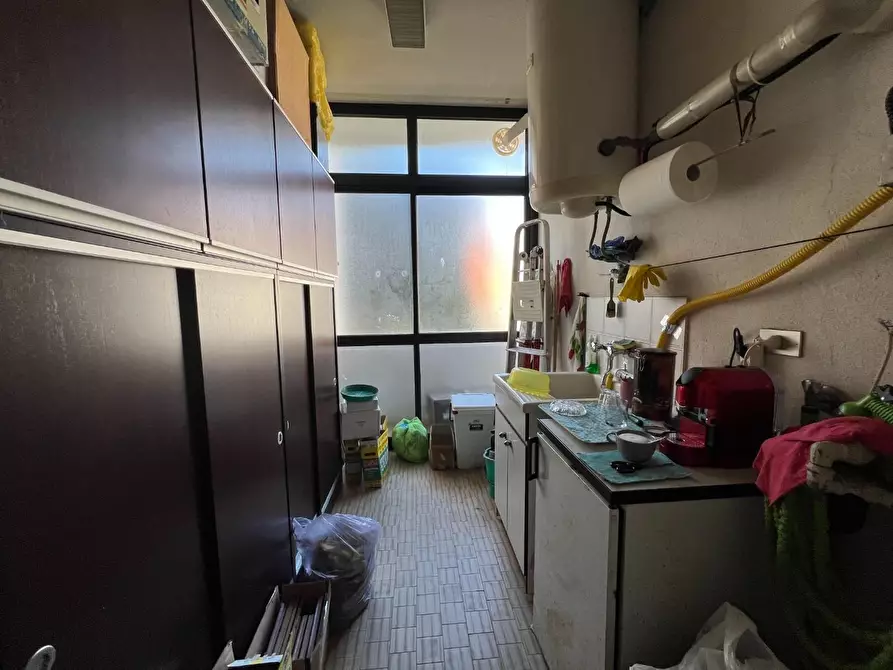 Immagine 25 di Ufficio in vendita  a Lucca