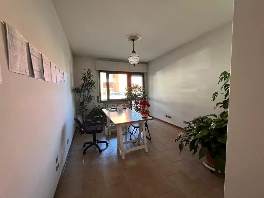 Immagine 26 di Ufficio in vendita  a Lucca