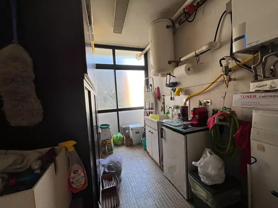 Immagine 24 di Ufficio in vendita  a Lucca