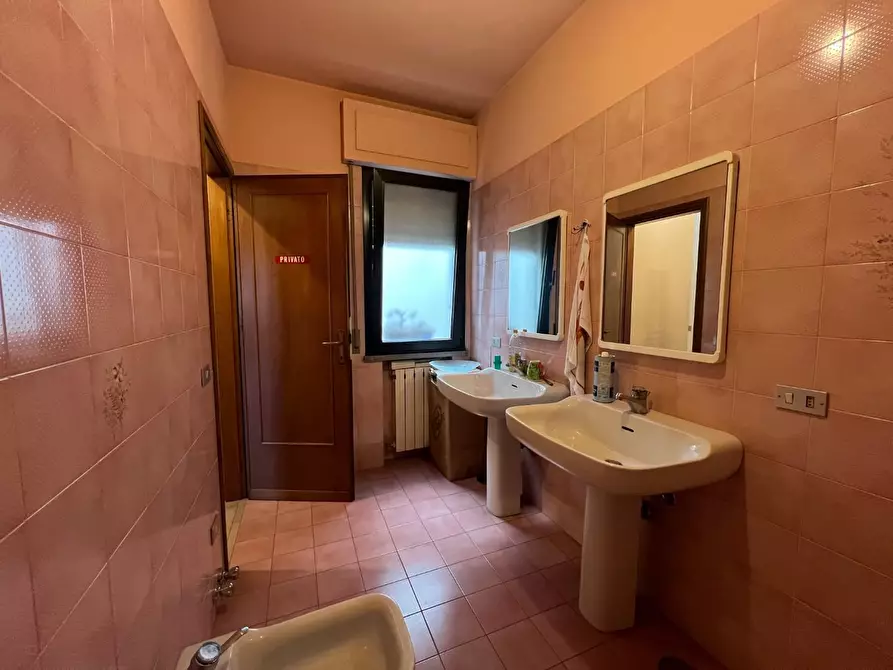 Immagine 37 di Ufficio in vendita  a Lucca