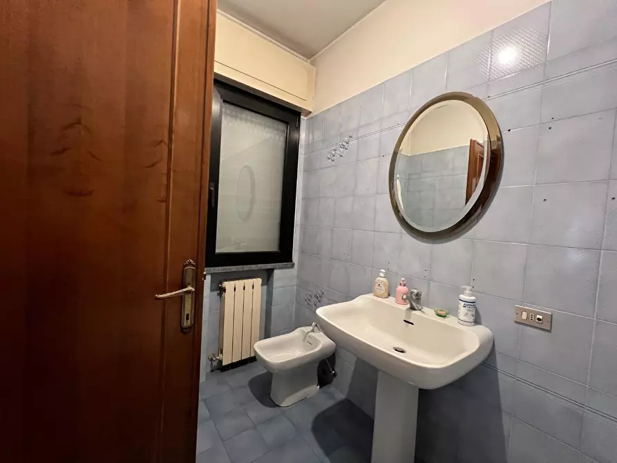 Immagine 31 di Ufficio in vendita  a Lucca