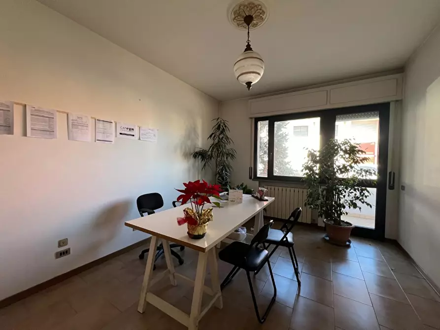 Immagine 27 di Ufficio in vendita  a Lucca