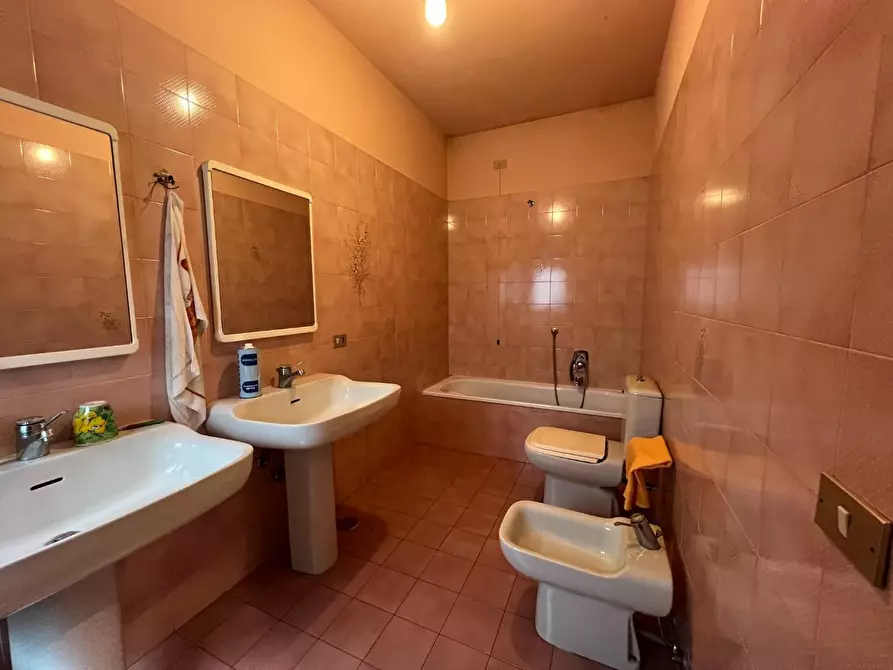 Immagine 34 di Ufficio in vendita  a Lucca