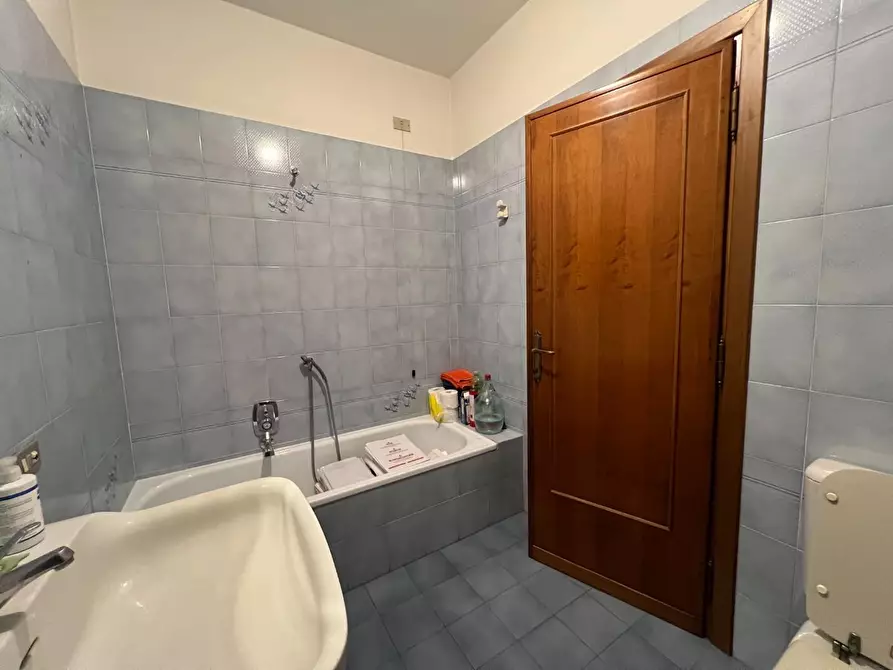 Immagine 38 di Ufficio in vendita  a Lucca