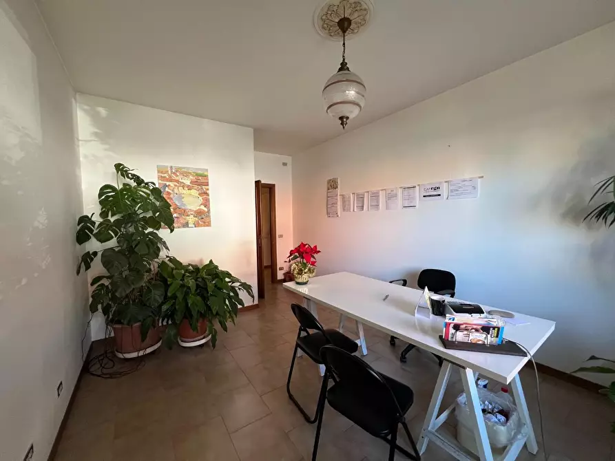 Immagine 28 di Ufficio in vendita  a Lucca
